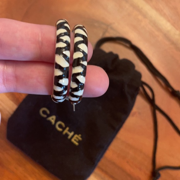 CACHE BLACK/WHITE ENAMEL HOOP EARRINGS - Picture 8 of 11